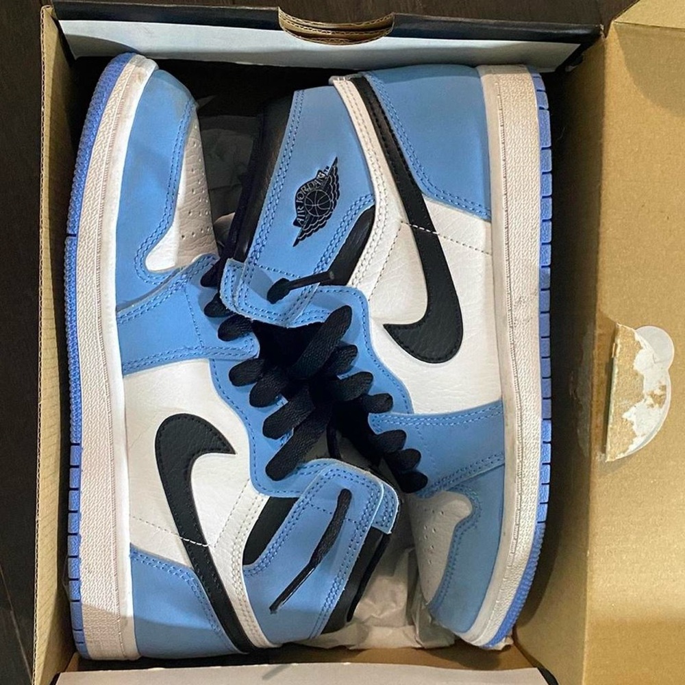 AIR JORDAN AIR JORDAN 1 RETRO HIGH OG IN UNIVERSITY BLUE(PS 3Y - FITS WOMENS US5